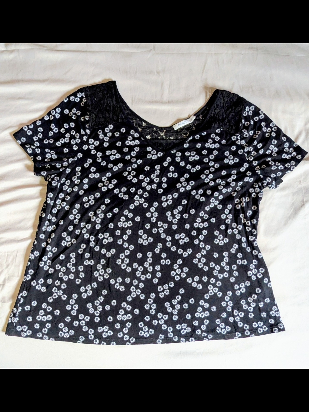 Ricki's EUC Navy & White Ditsy Floral V-Neck Top Blouse with Lace Size XL